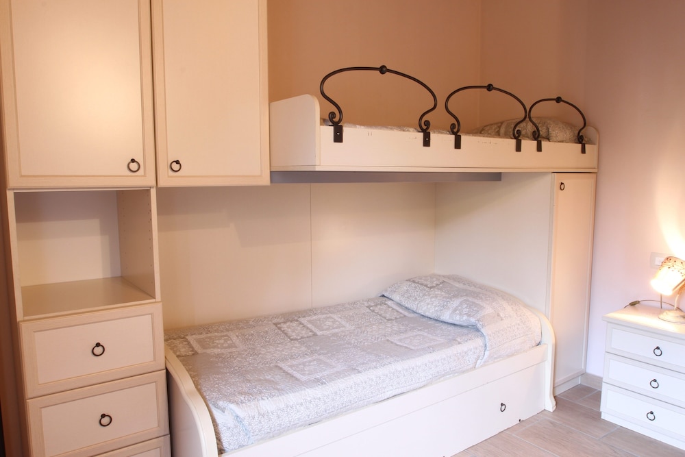 Family Apartment, 2 Bedrooms, Lake View photo 2