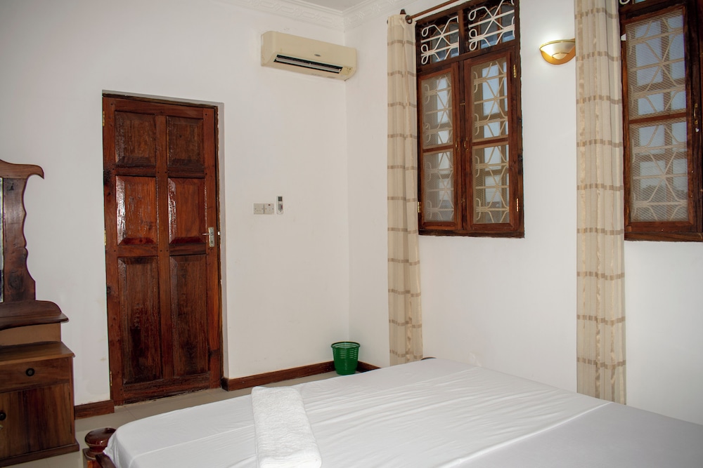 Comfort Single Room, 1 Queen Bed, Private Bathroom photo 3