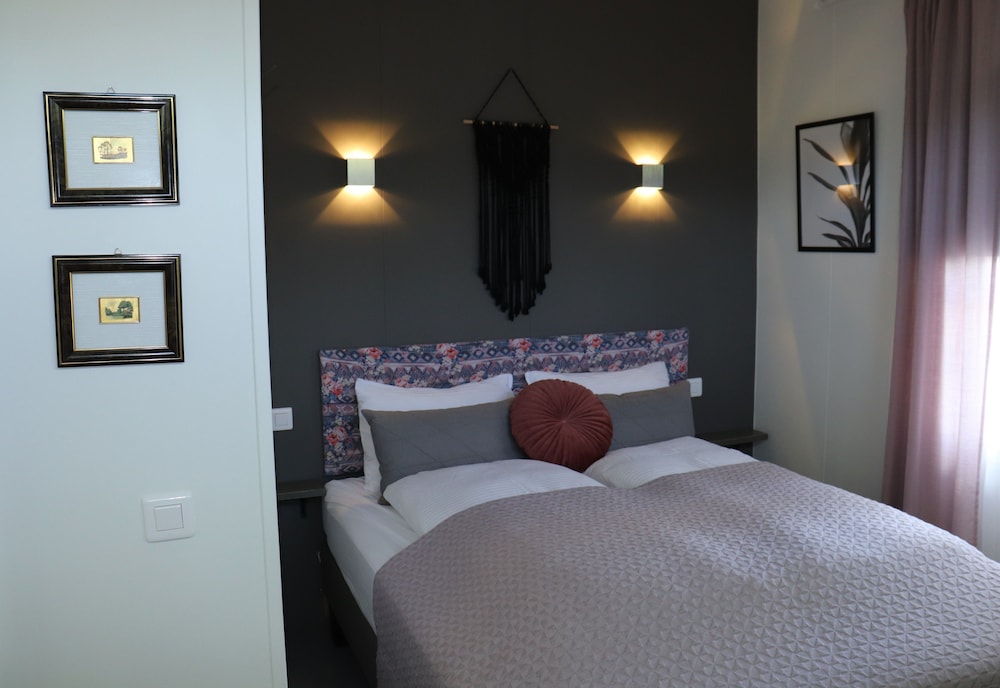 Studio Apartment photo 1