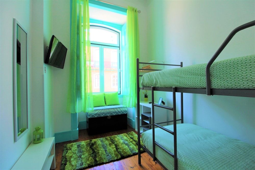 Classic Twin Room with bunk bed and  shared toilet photo 1