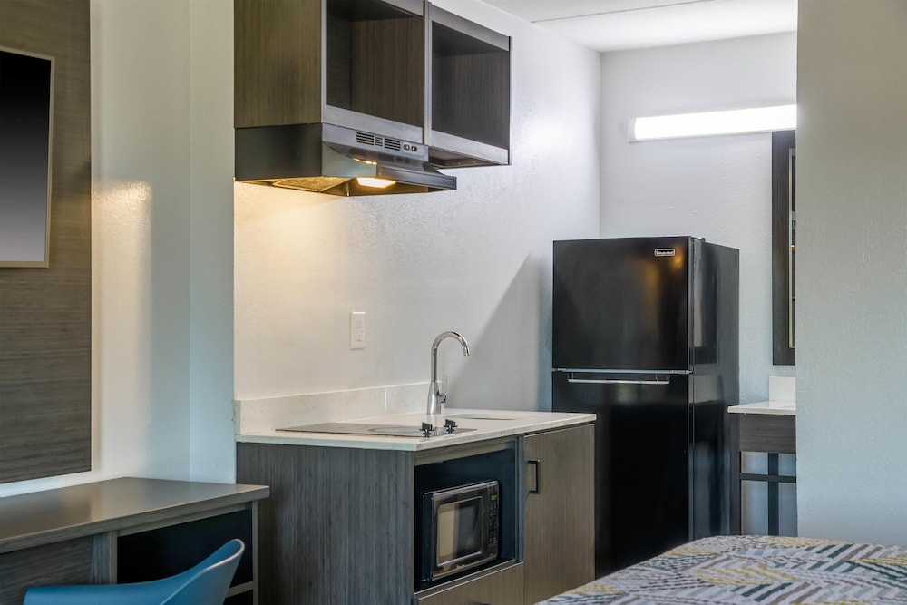 Deluxe Room, 1 King Bed, Smoking, Kitchenette photo 3