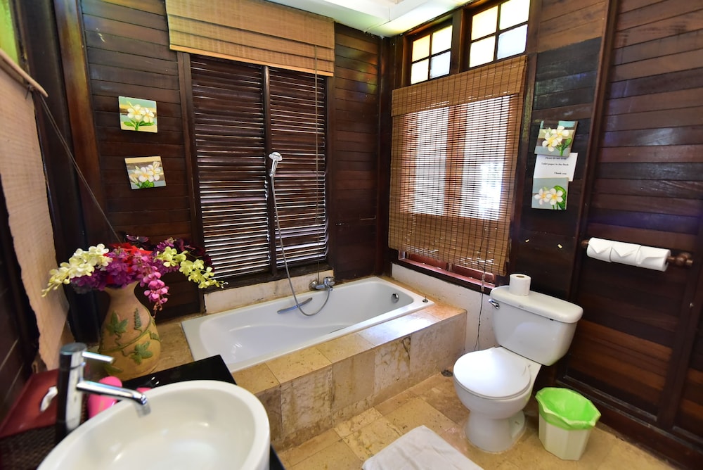 Deluxe Family with Ocean View Bungalow photo 3