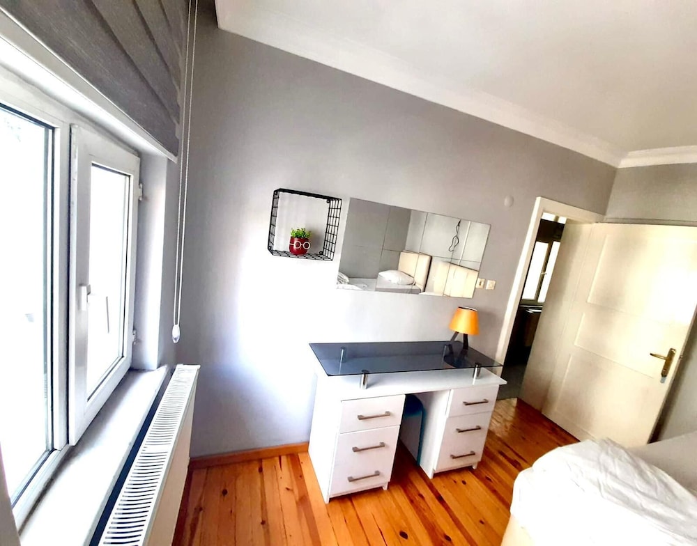 City Twin Room, 2 Twin Beds, Shared Bathroom photo 3