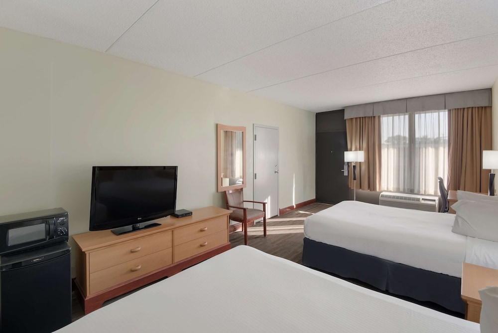 Standard Room, 2 Queen Beds, Non Smoking, Refrigerator & Microwave - Photo 3
