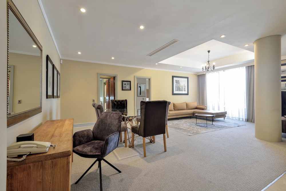 Executive Suite, 1 Bedroom - Photo 2
