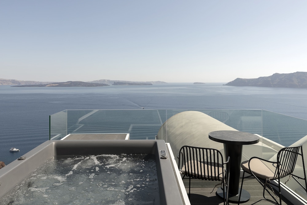 Deluxe Suite outdoor hot tub sea view - Photo 4