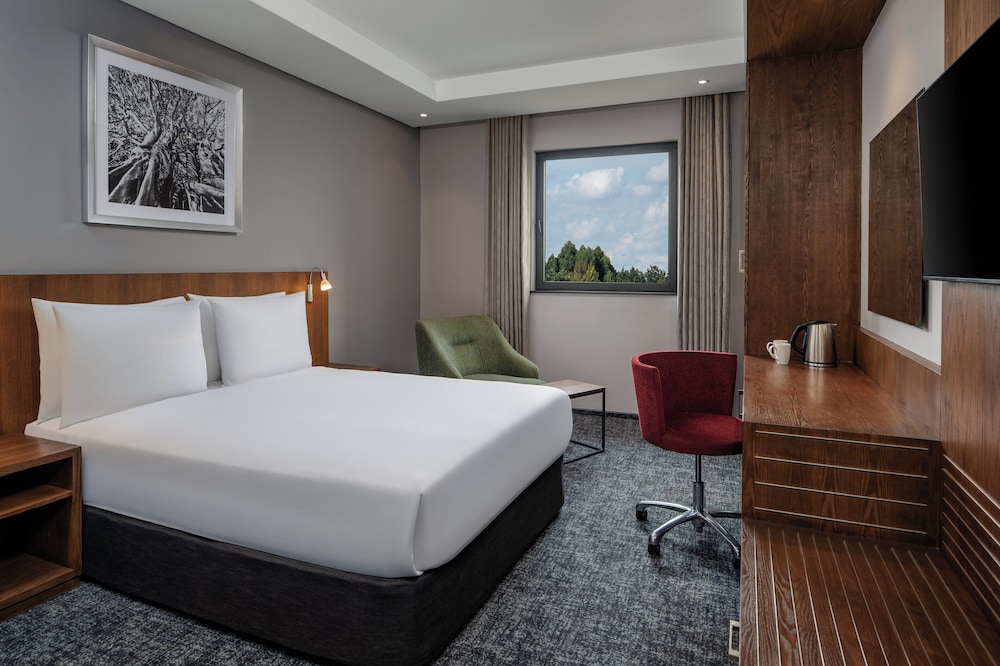 Premium Room, 1 Queen Bed (Karura Forest View) photo 2