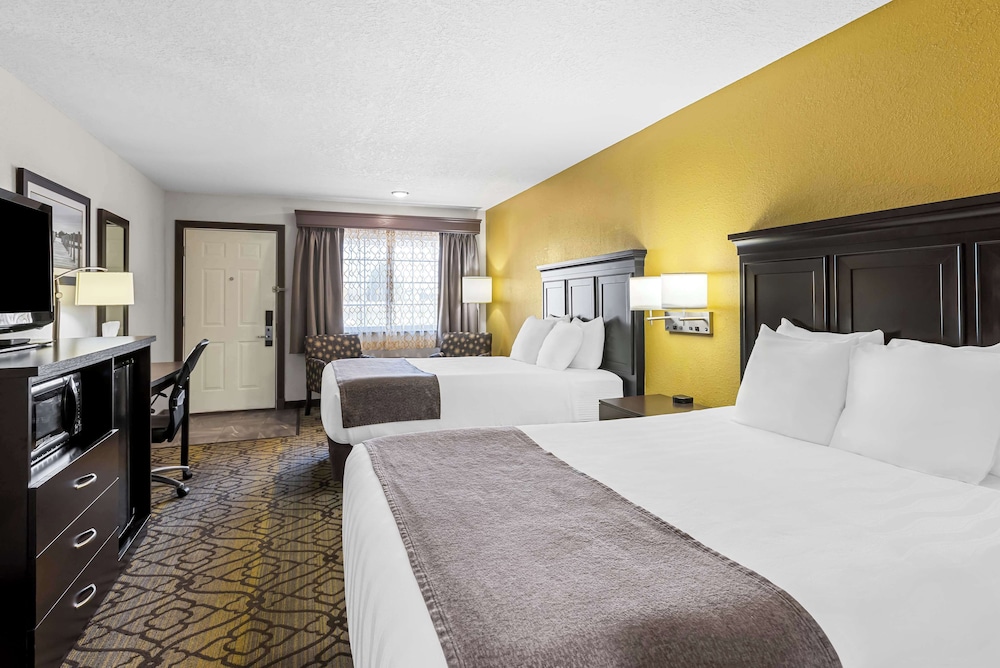 Standard Room, 2 Queen Beds, Non Smoking, Refrigerator - Photo 2