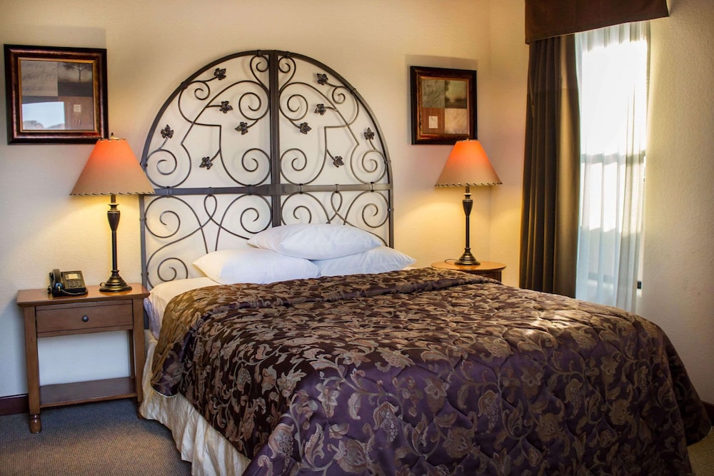 Suite, 2 Bedrooms, Accessible (Lockoff, Studio & 1 Master) photo 3