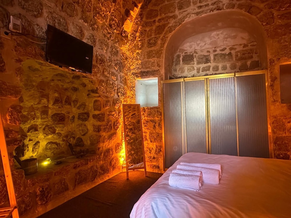 Economy Double Room, 1 King Bed, Ensuite, Courtyard Area