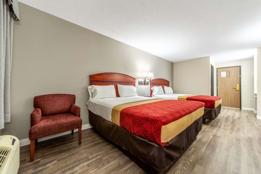 Standard Room, 2 Queen Beds, Non Smoking - Photo 17