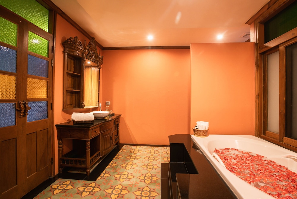 Executive Room (Pool Access with Jacuzzi and Balcony) thumbnail 5