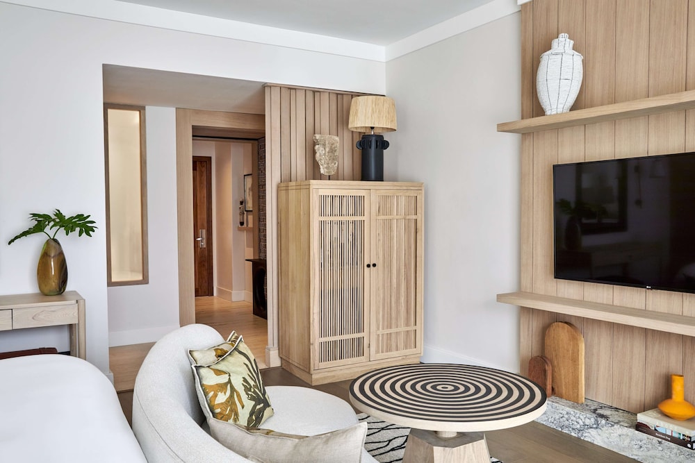 Premier Room, 1 King Bed, Mountain View (marina)