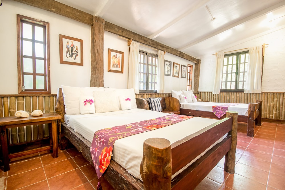 Deluxe Family Room 3