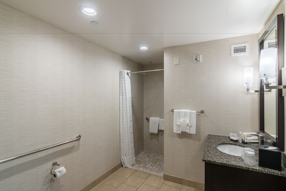 Suite, Two Queen Beds, Roll In Shower - Photo 5
