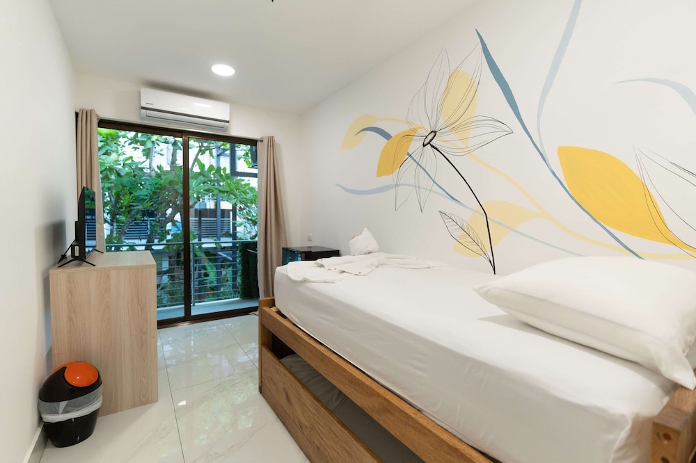 Room, 1 Bedroom, Pool View