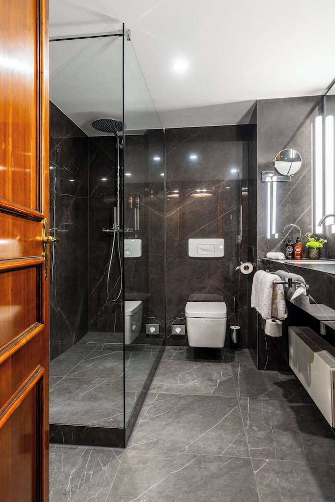 Superior Room, 1 Double Bed (Converts to 2 Twin Beds;Shower Only) - Photo 4