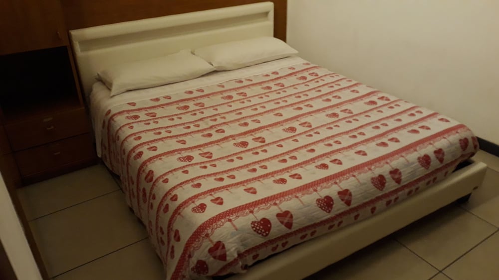 Double Room, 1 Queen Bed, Shared Bathroom photo 1