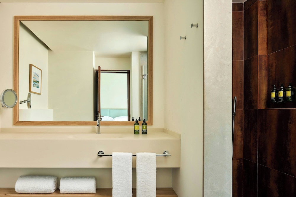 Suite, 3 Bedrooms, Balcony - Photo 20