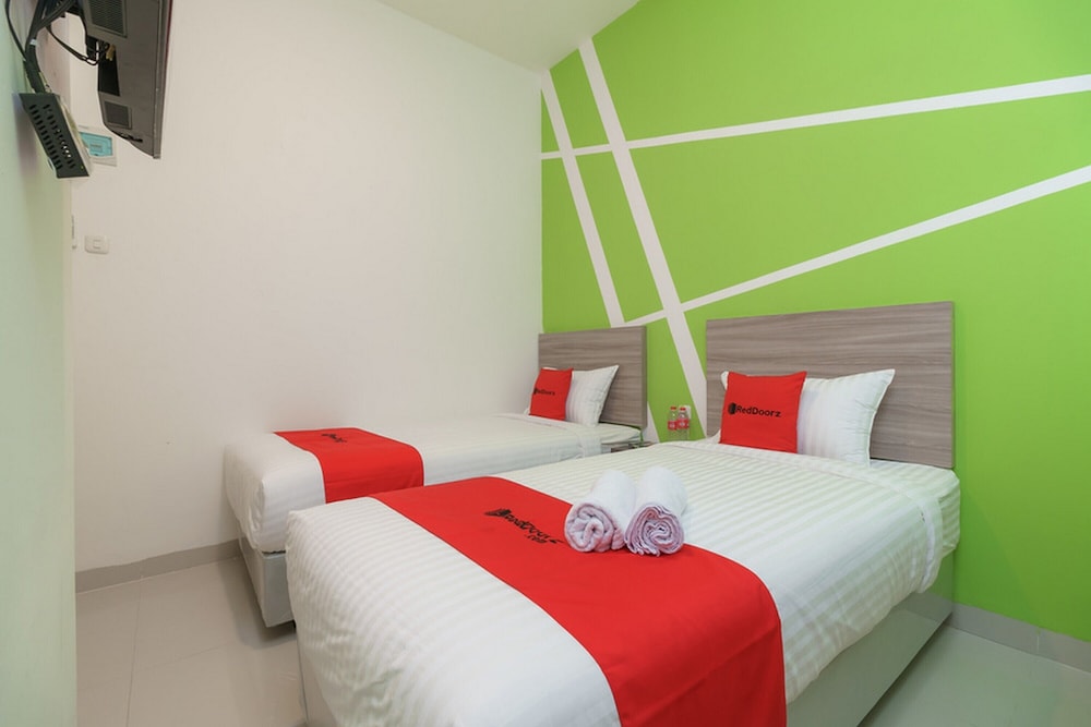 Twin Room (RedDoorz) - Photo 3