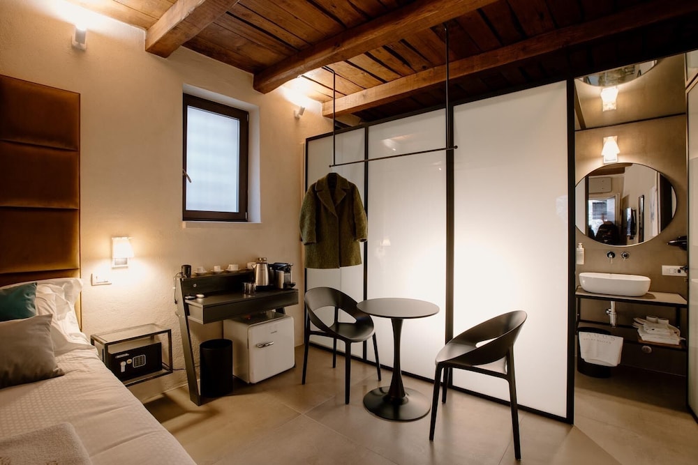 Basic Room, 1 King Bed - Photo 4