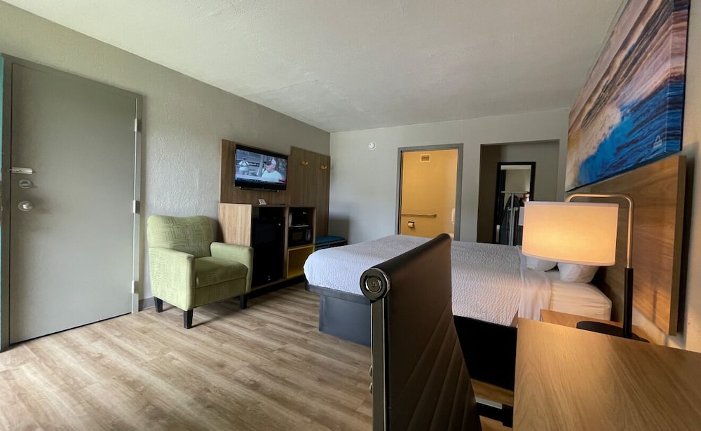 Room, 1 King Bed, Non Smoking (Second Floor) - Photo 3