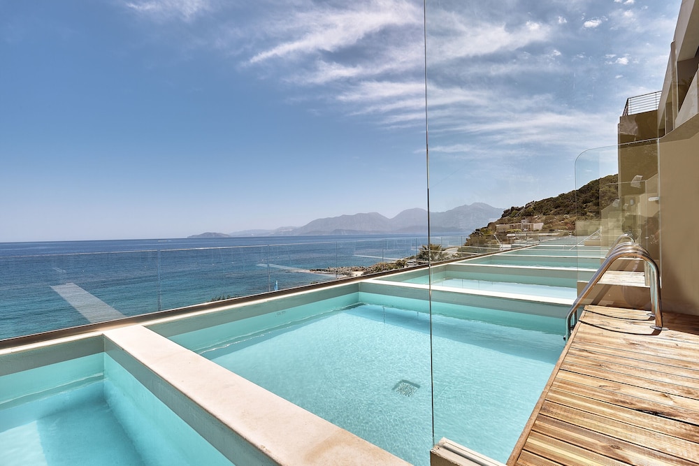 Superior Double Room, Individual Pool, Sea View thumbnail 5