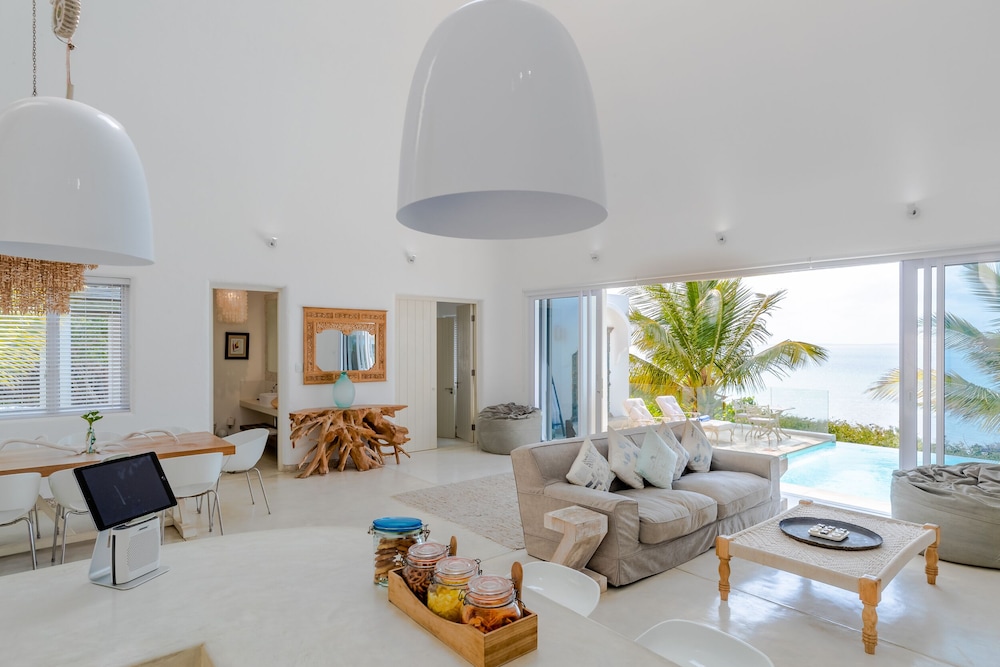 Villa photo 2
