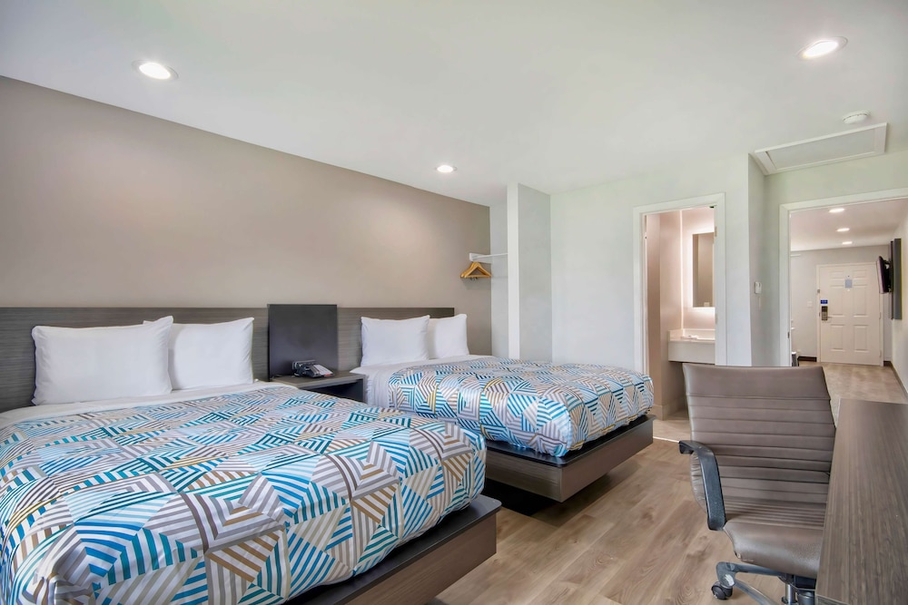 Standard Room, 2 Double Beds, Non Smoking - Photo 4