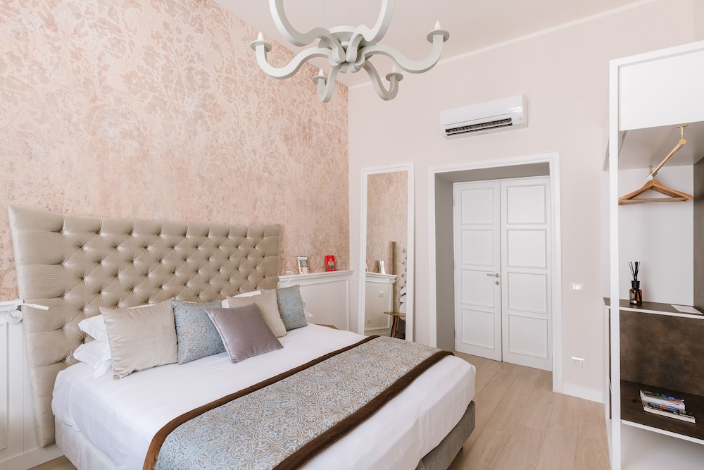 King Suite with Jacuzzi and Shower photo 1