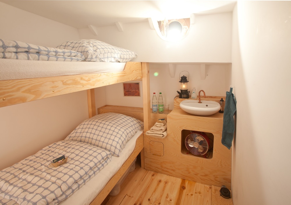 Cabin 2, bunk bed, shared bathroom (incl. Cleaning Fee 15 EUR) photo 2