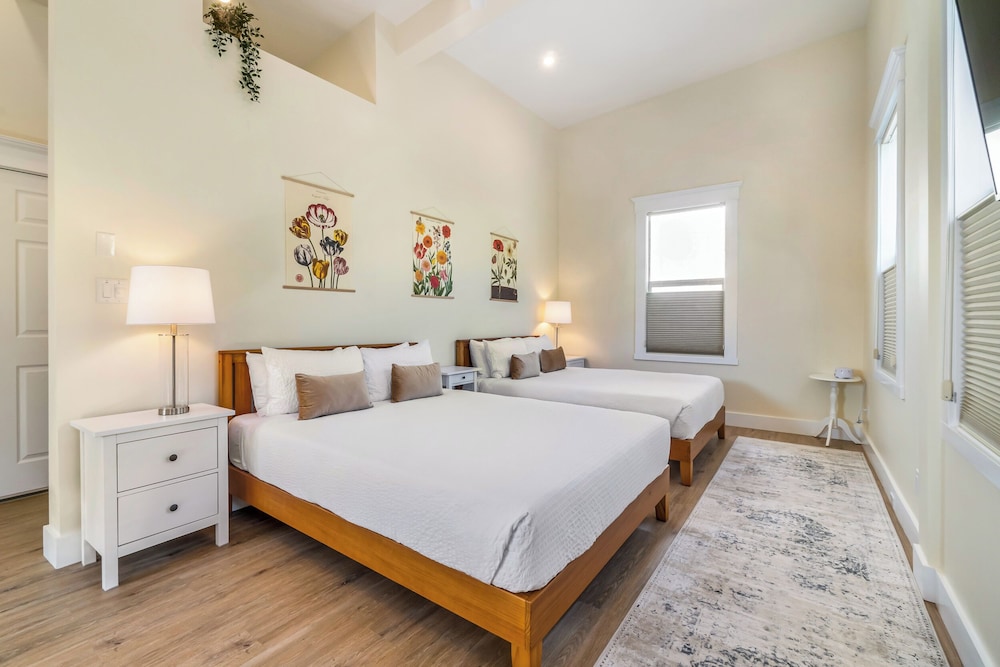 Luxury Room, 2 Queen Beds, Kitchen, City View photo 3