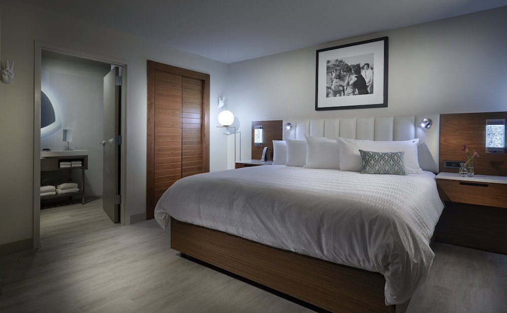 Suite, 1 King Bed (Courtyard)