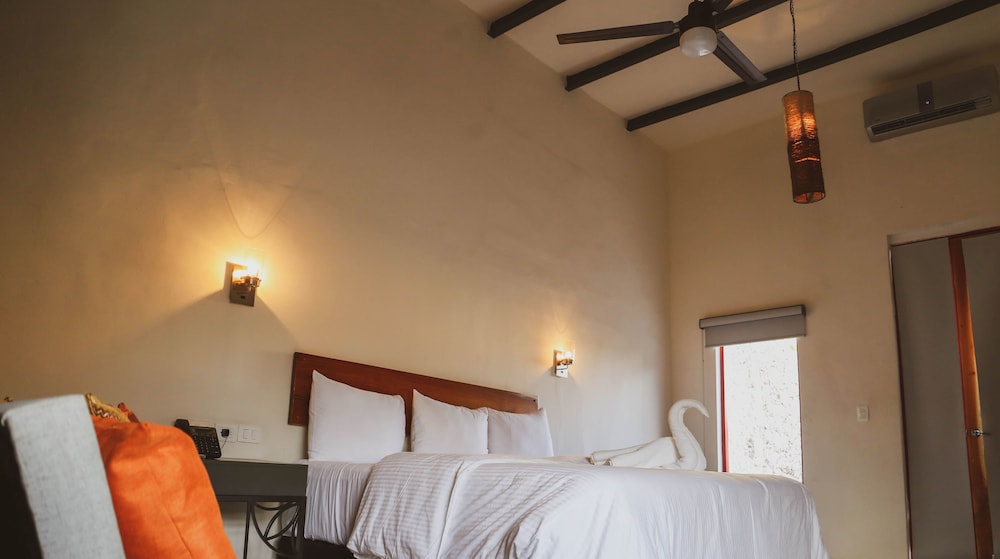 Deluxe Room, 1 King Bed, Non Smoking - Photo 5