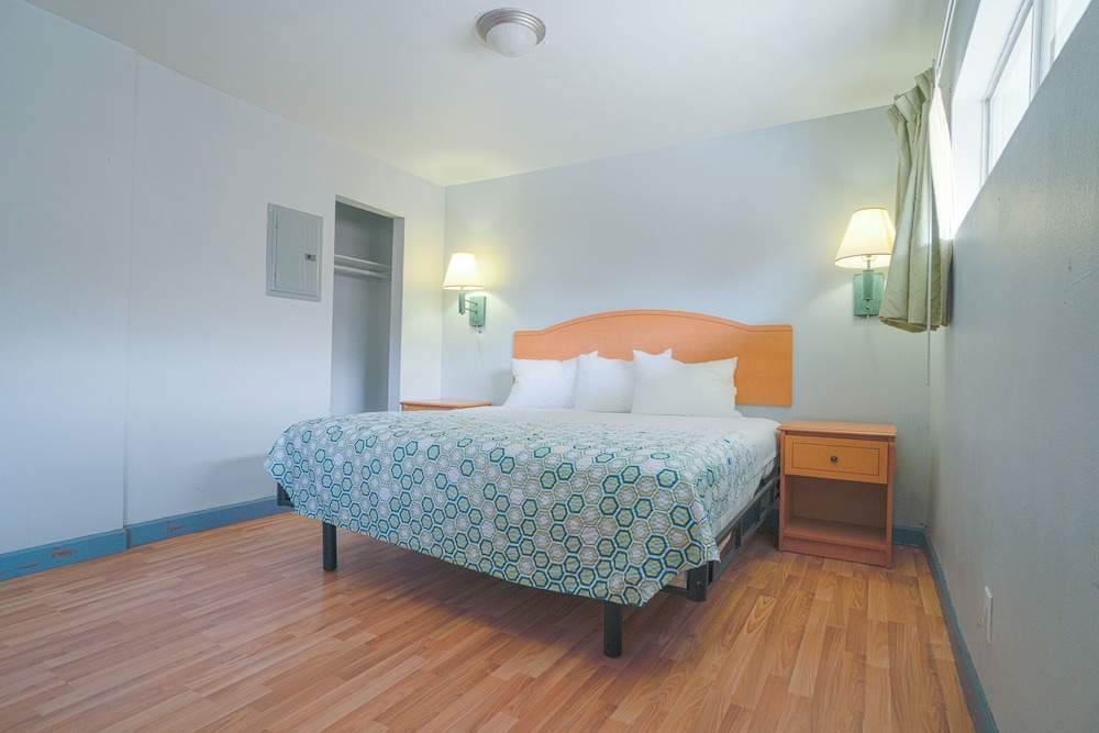 Room, 1 King Bed photo 1