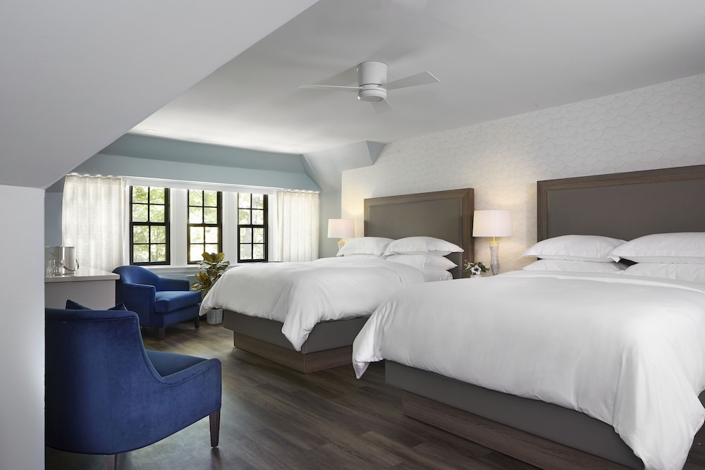 Luxury Suite Double Queen thumbnail 6