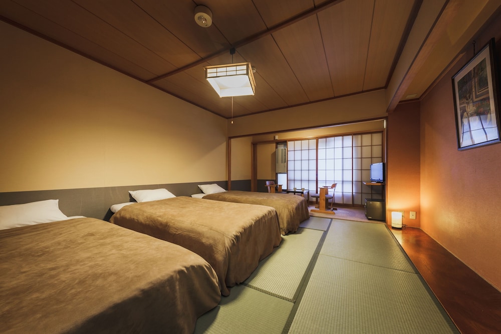 Club Room, 3 Twin Beds, Non Smoking, Private Bathroom photo 1