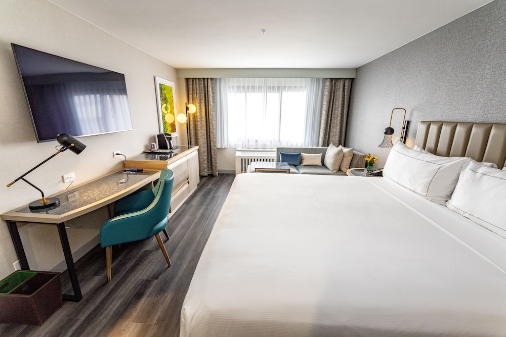 Deluxe Room, 1 King Bed, Accessible (Mobility & Hearing, Roll-in Shower) - Photo 2
