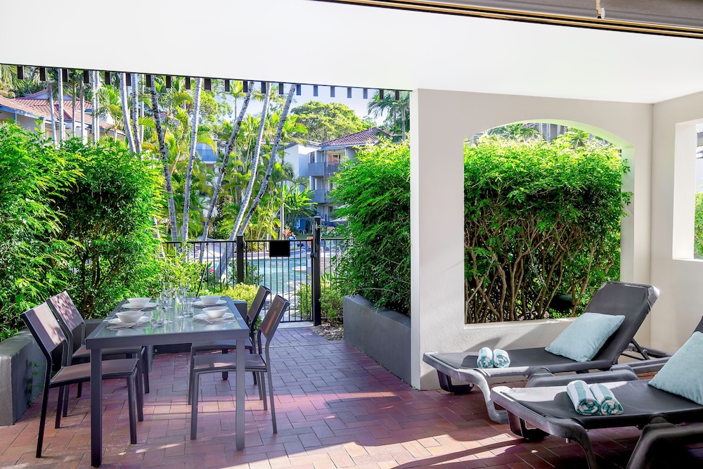 Two Bedroom Poolside Apartment - Photo 12
