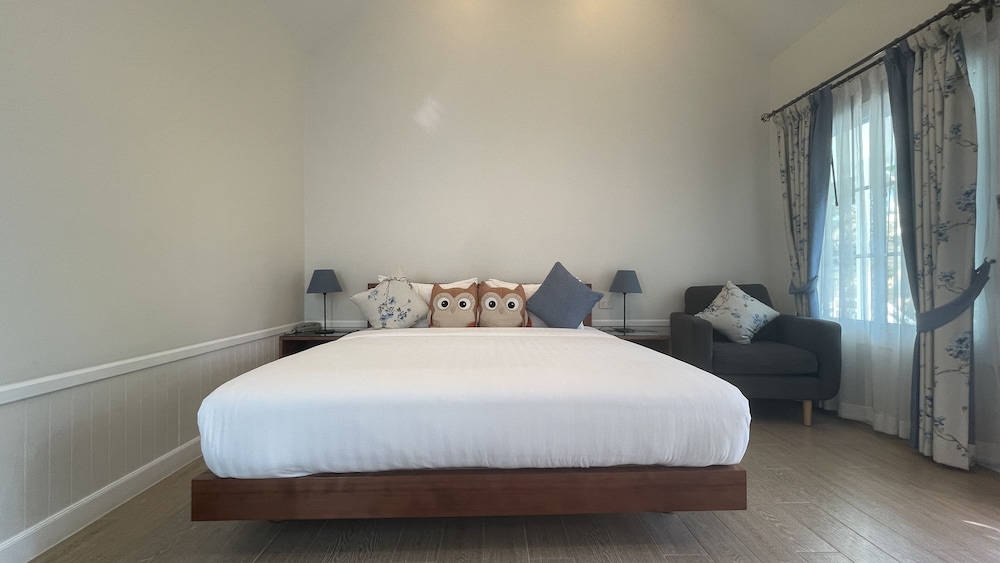 Deluxe Room, Balcony - Photo 4