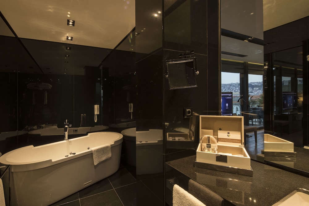 Executive Suite, 1 King Bed with Sofa bed, Terrace thumbnail 5