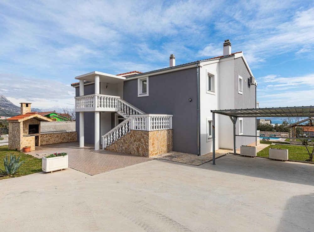 Villa (Eight Bedroom Villa with Pool and Gym)