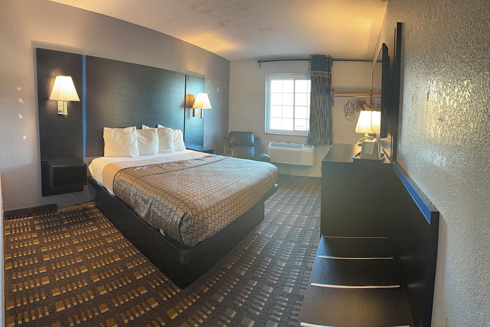 Standard Room, 1 King Bed, Non Smoking photo 1