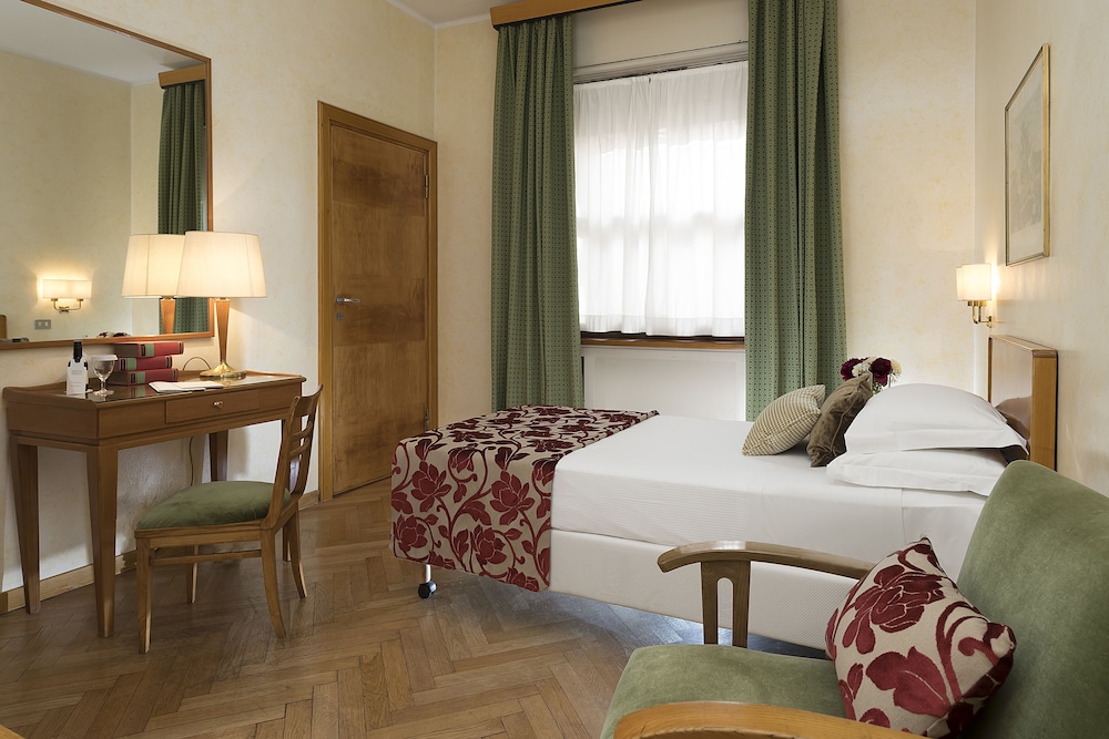 Single Room thumbnail 5