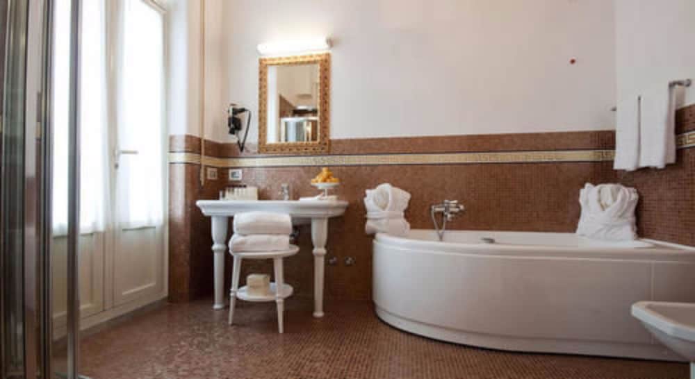 Deluxe Double or Twin Room - Photo 11