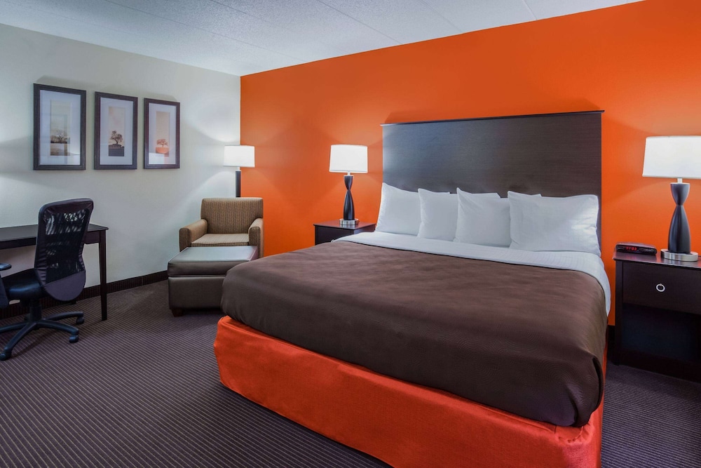 Suite, 1 King Bed, Non Smoking (Second Floor) photo 1
