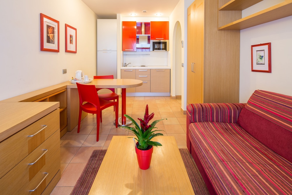 Studio, 1 Bedroom photo 2