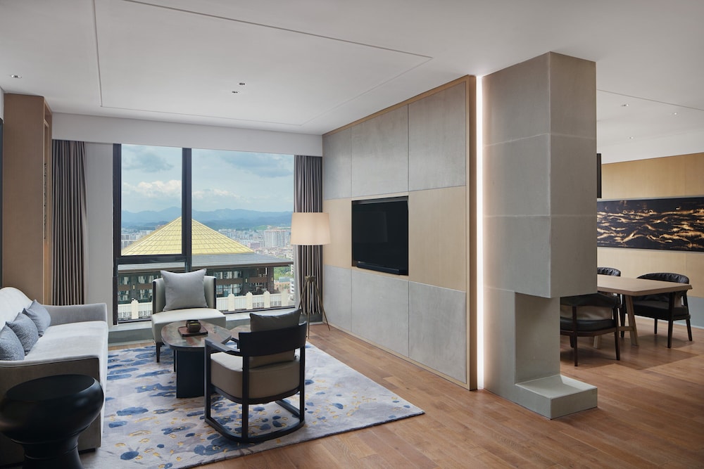 Suite, 1 King Bed, River View - Photo 7