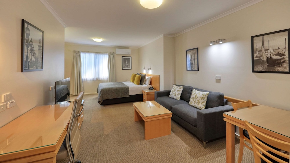 Suite, 1 Queen Bed, Non Smoking - Photo 1