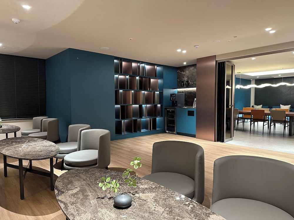 [Ef Lounge Pkg] Executive Premier Twin Room, City View (2 Twosome Beverage Vouchers + Lounge Access) photo 2